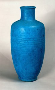 Vaso em forma de garrafa de gargalo reto (arenito)